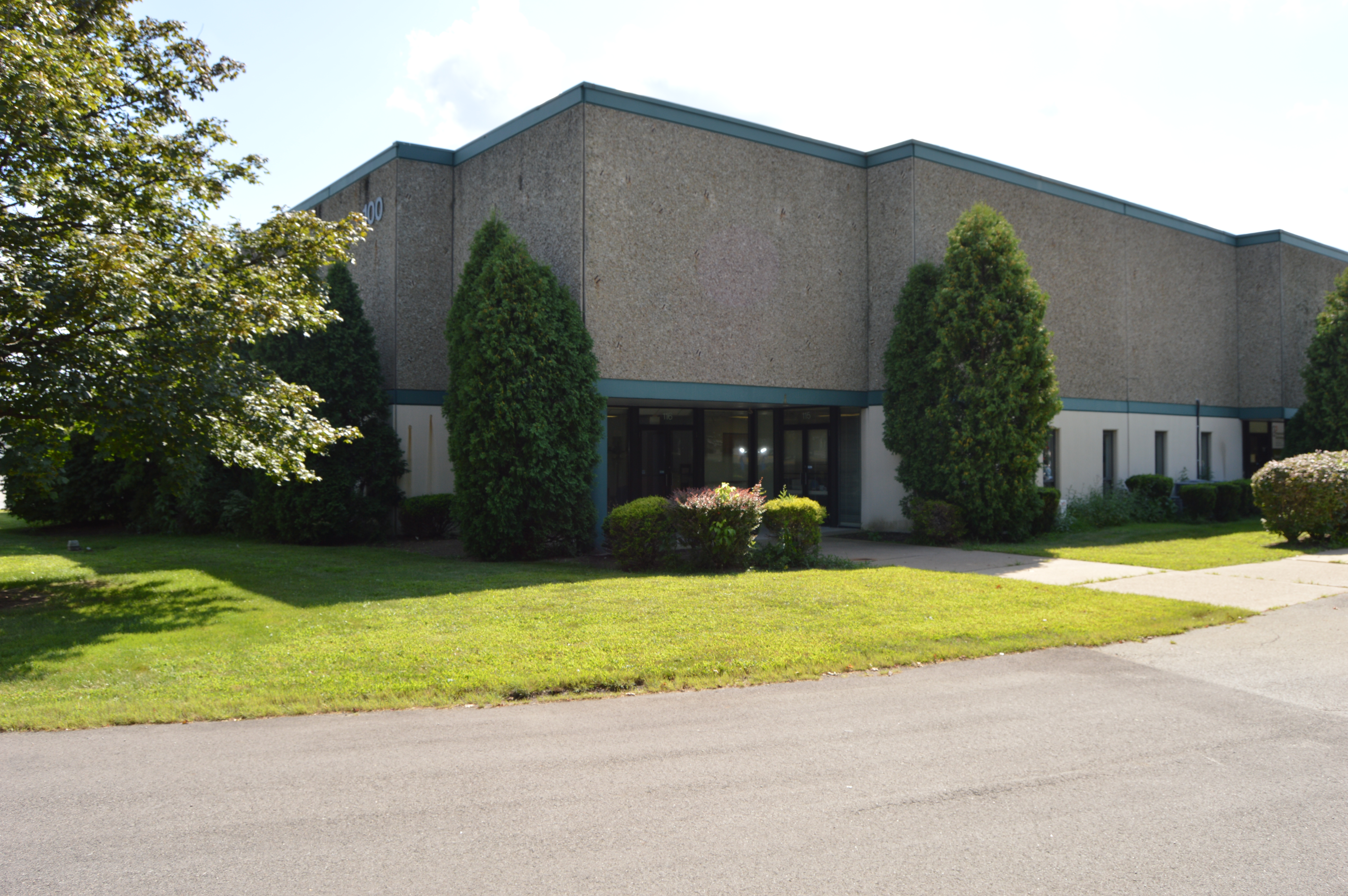 Landscaped office and warehouse building at Thomson Business Park